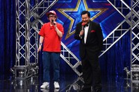 左からですよ。、とにかく明るい安村 。(c)関西テレビ