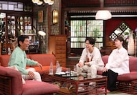 左から明石家さんま、成田凌、小芝風花。(c)カンテレ