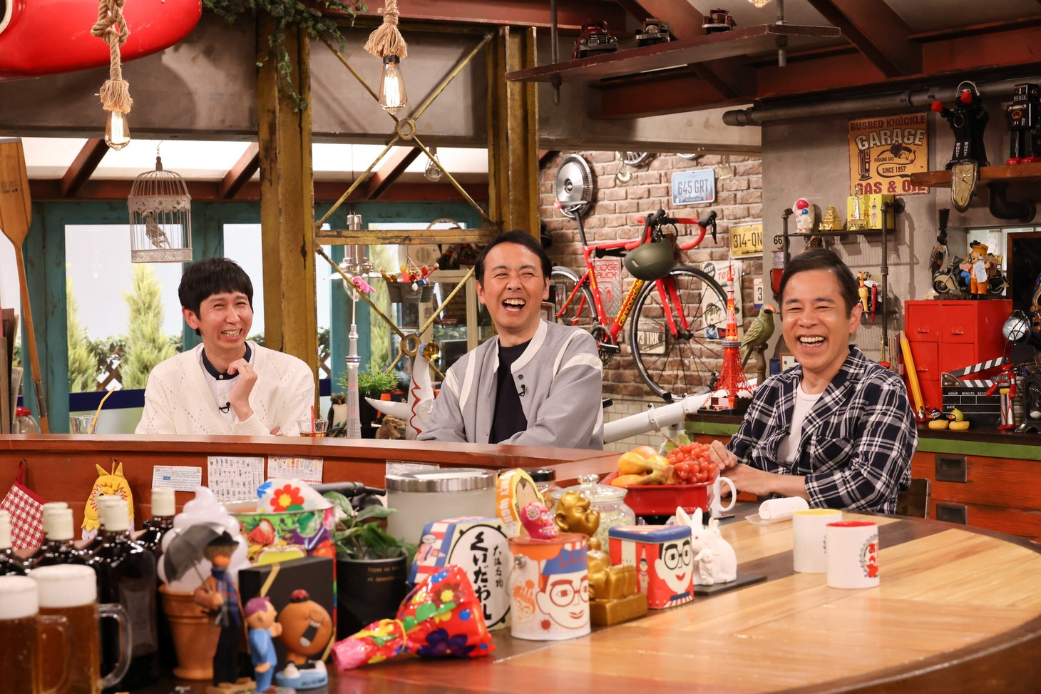 左からアンガールズ、ナインティナイン岡村。(c)カンテレ