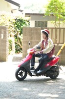 「お笑いストリートファイト」の立会人を務める千原ジュニア。