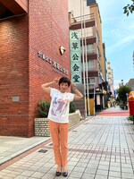 浅草公会堂前にて、「徹座7☆THE FINAL」代理座長の榊原郁恵。