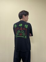 「台湾風Tシャツ」を着用する三四郎・小宮。