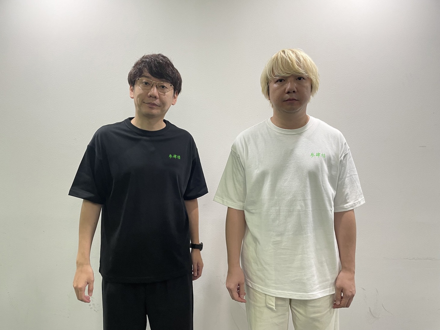 「台湾風Tシャツ」を着用する三四郎。