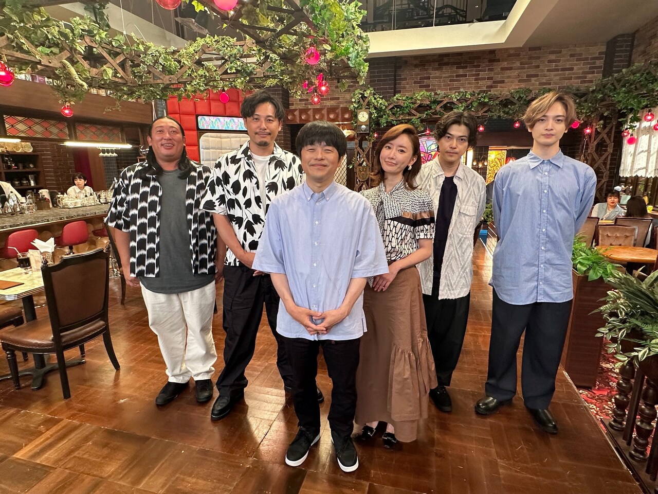 「バカリズムと欲望喫茶」に出演する（左から）ロバート秋山、アルコ＆ピース平子、バカリズム、松本まりか、勝地涼、玉森裕太。(c)テレビ朝日