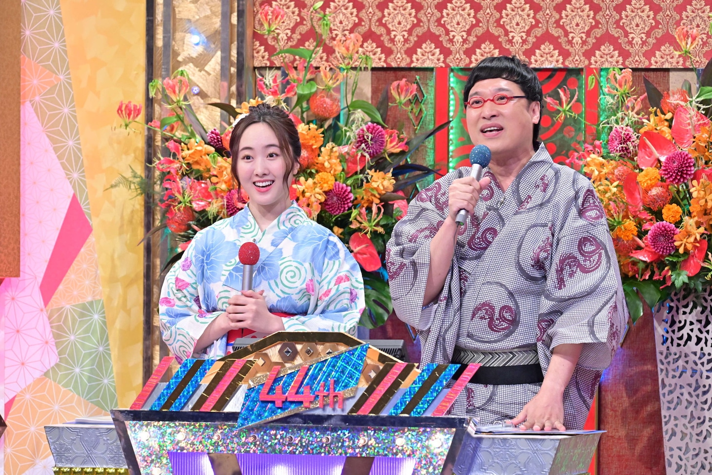 左から本田望結、南海キャンディーズ山里。(c)ABCテレビ