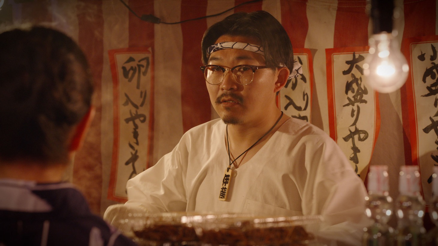 CM「怖いよモンスト！『お祭りやねんから』編」より、オズワルド伊藤扮する焼きそば屋の店主。