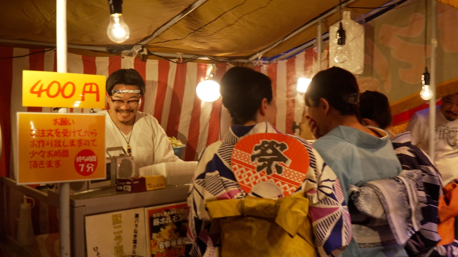 焼きそば屋の店主に扮するオズワルド伊藤。