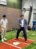 左から、ティモンディ前田、広澤克実。