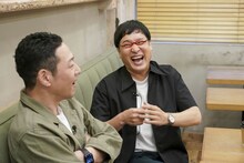 左から東野幸治、南海キャンディーズ山里。