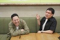 左から東野幸治、南海キャンディーズ山里。