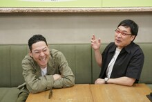 左から東野幸治、南海キャンディーズ山里。