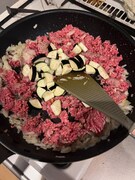 ひき肉とナスを加えて炒める。