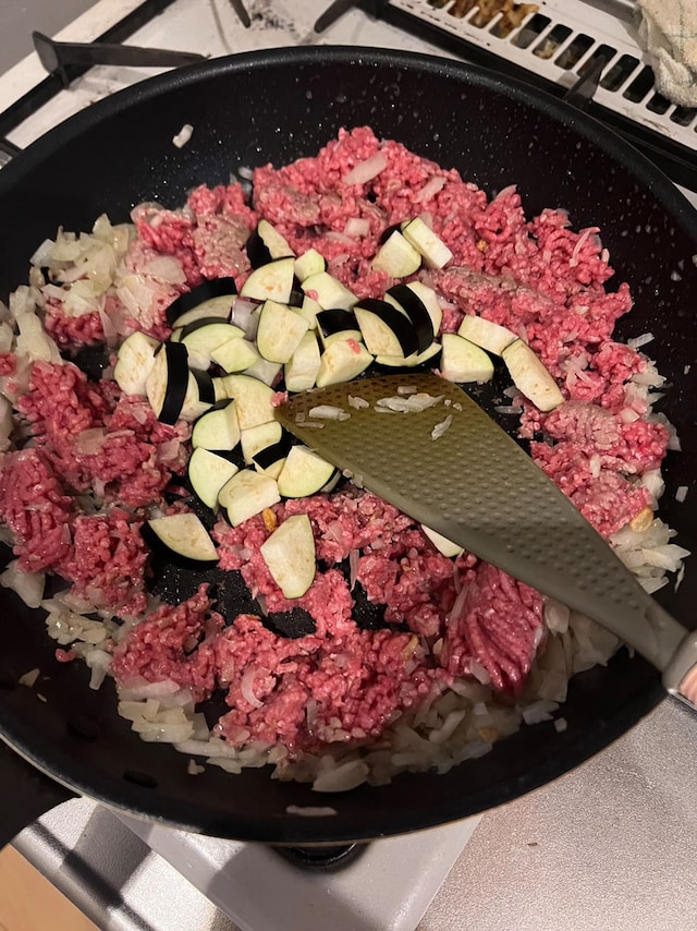 ひき肉とナスを加えて炒める。