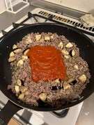 トマトソースを加えて炒める。