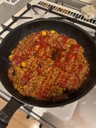 味見をしながらケチャップを加える。