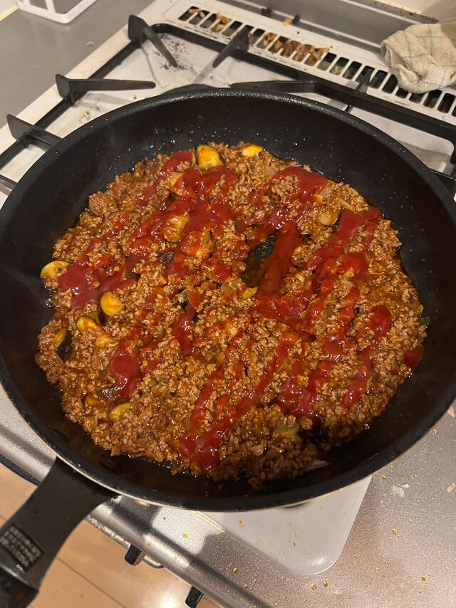 味見をしながらケチャップを加える。