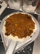 伸ばした生地にできたソースをかけてその上にチーズを乗せる。