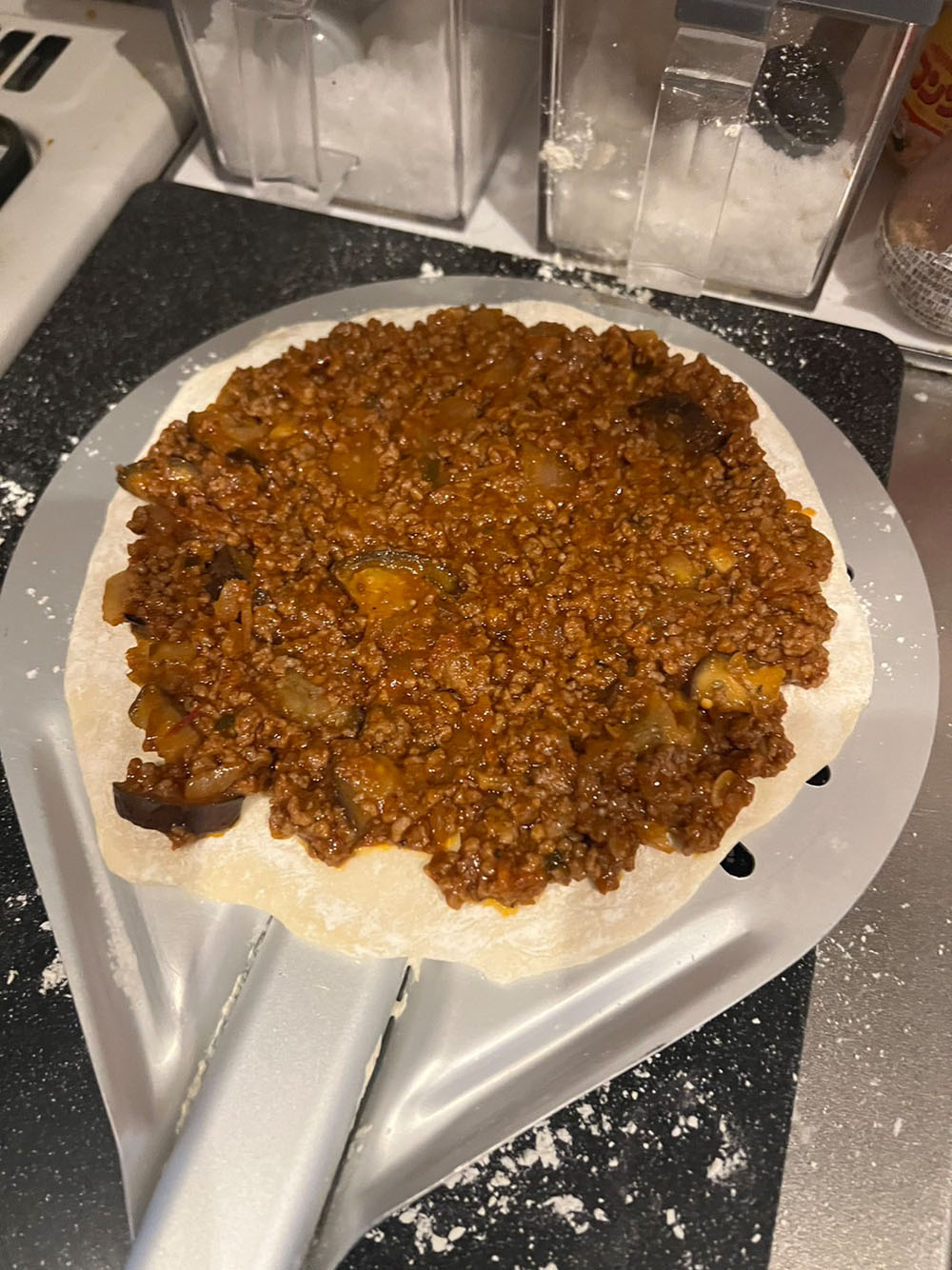 伸ばした生地にできたソースをかけてその上にチーズを乗せる。