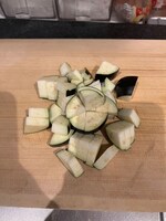 ナスをイチョウ切りにする。