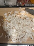 玉ねぎをみじん切りにする。