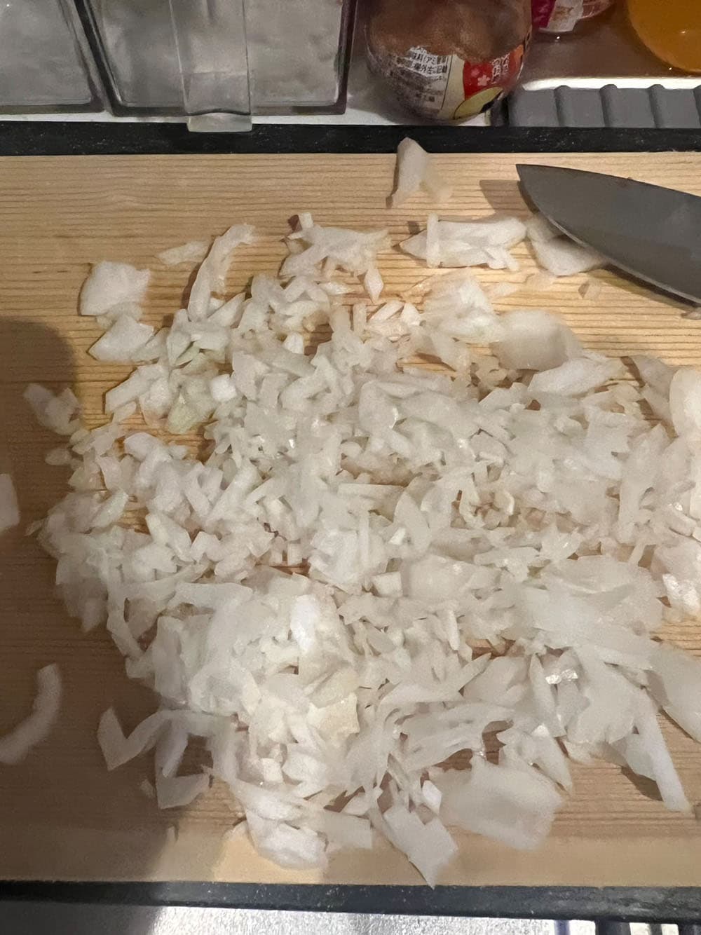 玉ねぎをみじん切りにする。