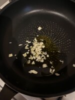 みじん切りにしたにんにくをオリーブオイルで炒める。