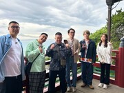 ゲストの新内眞衣（右端）と、チョコレートプラネット、シソンヌ、宮舘涼太（Snow Man）。(c)テレビ東京