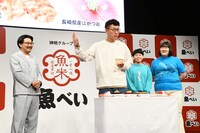 寿司をしっかり噛んで味わうロバート馬場。