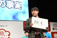 「衝撃の事実」を発表するコーナーで、自宅で脱毛しているものの「お尻の毛だけボーボー」だと告白するオズワルド畠中。