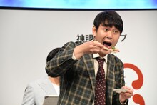 寿司をしっかり見せてから試食するオズワルド畠中。