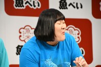 寿司を味わうヨネダ2000愛。