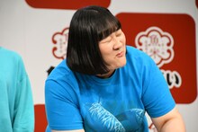 寿司を味わうヨネダ2000愛。