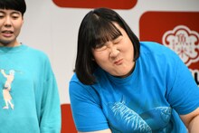 寿司を味わうヨネダ2000愛。