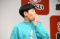 寿司で口がいっぱいになるヨネダ2000誠。