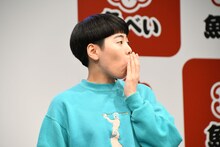 寿司で口がいっぱいになるヨネダ2000誠。