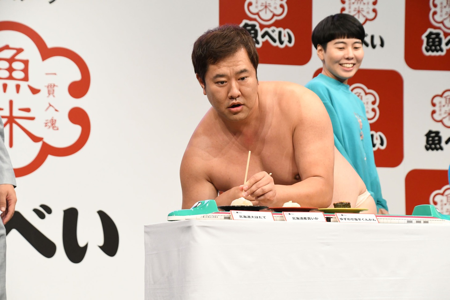 どうにかしてホタテの大きさを伝えたいとにかく明るい安村。