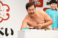 どうにかしてホタテの大きさを伝えたいとにかく明るい安村。