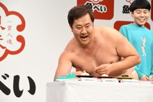 どうにかしてホタテの大きさを伝えたいとにかく明るい安村。