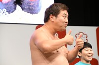 「うまイギリス」を上手にも見せるとにかく明るい安村。