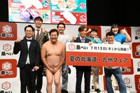 「『魚べい』夏の北海道・九州フェア新商品発表記者会見」の登壇者。