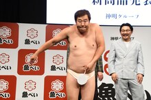 世界に通用するネタをこちらに向かって披露するとにかく明るい安村。