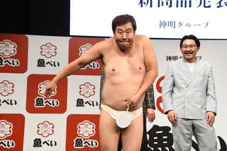 世界に通用するネタをこちらに向かって披露するとにかく明るい安村。