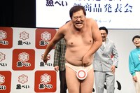 世界に通用するネタを披露するとにかく明るい安村。札をひっくり返すネタだが「アキラ100%？ 知らないです」ととぼけていた。