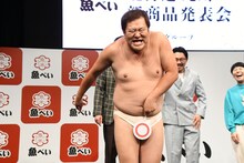 世界に通用するネタを披露するとにかく明るい安村。札をひっくり返すネタだが「アキラ100%？ 知らないです」ととぼけていた。