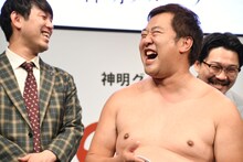 囲み取材中も楽しそうなとにかく明るい安村。