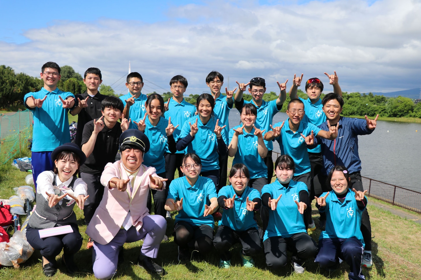 バナナマン日村と、カヌー部の部員たち。