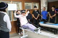 カヌー部を体験するバナナマン日村。