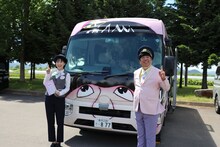 ひむバス運転手のバナナマン日村（右）と是永千恵アナウンサー。