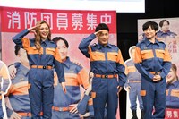 ゆうちゃみに続いて敬礼のポーズを取る和牛・水田（中央）と、動かない和牛・川西（右）。