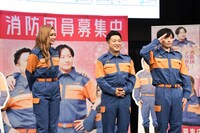 遅れて敬礼のポーズを取る和牛・川西（右）。